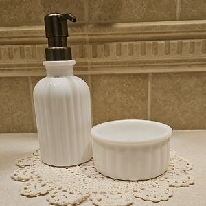 New Hearth And Hand With Magnolia White Ceramic Soap Dispenser & Dish Set